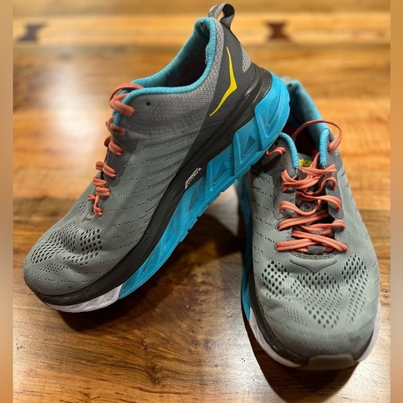 Hola one one running shoes size 8D in used condition